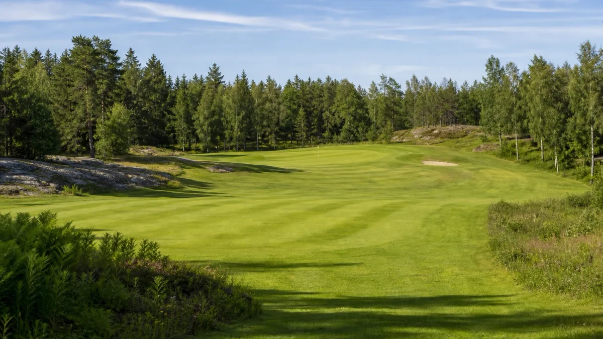 Golfbana i Gävle med fairway och green i svenskt sommarljus